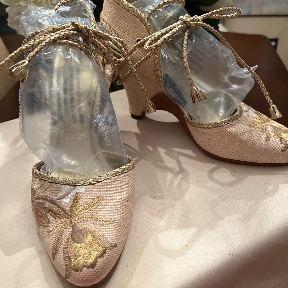 J Vincent linen and gold embroidered wedge  size 9. Gently used